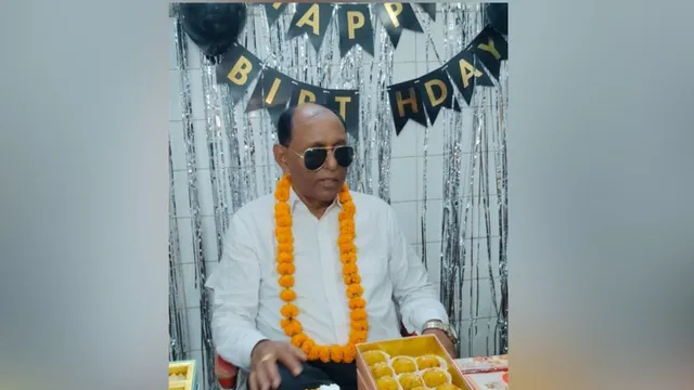 आजमगढ़: दवा कक्ष में मनाया गया फार्मासिस्ट का जन्मदिन, खिड़की पर इंतजार करते रहे मरीज
