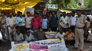 TRE-4 से पहले STET-2026 की मांग, पटना में BSEB के बाहर जोरदार प्रदर्शन