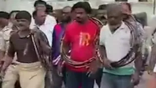 युवकों के गले में तार डालकर निकाला जुलूस। (वीडियो ग्रैब)