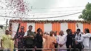 मेरठ में वर्ष 2025 में कांवड़ यात्रा के दौरान शिवभक्तों पर पुष्प वर्षा करते सीएम योगी आदित्यनाथ। जागरण आर्काइव