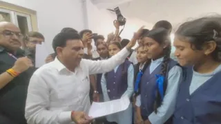 स्कूली छात्राओं से चर्चा करते उप-मुख्यमंत्री जगदीश देवड़ा। (फोटो- जागरण)