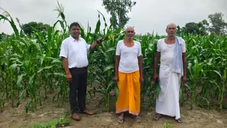 हैंसर बाजार ब्लाक के चपरापूर्वी गांव के प्रगतिशील किसान चंद्रजीत यादव(बीच में)के साथ उनके फसल को देखने पहुंचे कृषि वैज्ञानिक डा. देवेश कुमार