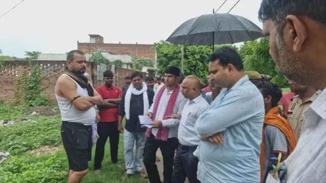 गाजीपुर के सोनबरसा में नाली विवाद का निकला समाधान, अब रामलीला मैदान के तालाब तक बनेगी नाली
