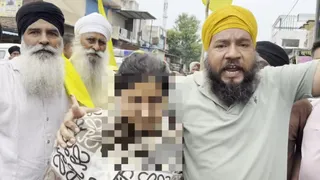 युवा काे रिहा कर लेकर जाते पारिवारिक सदस्य व किसान।