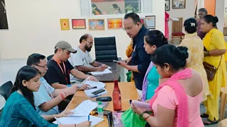 विधायक कार्यालय में लक्ष्मी योजना के लिए पत्र पर विधायक के हस्ताक्षर के लिए रजिस्टर में एंट्री करवाते लोग। जागरण