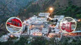 मां वैष्णो देवी यात्रा सुचारु जारी, बैटरी कार सेवा बहाल; हेलीकॉप्टर सेवा स्थगित।