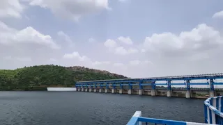 महोबा: लहचूरा बांध से छोड़ा गया 1500 क्यूसेक पानी।