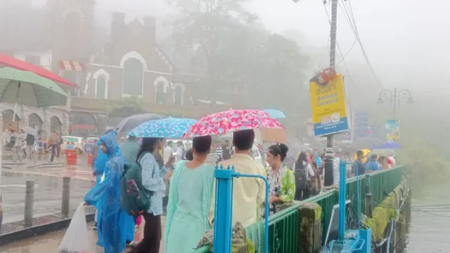 नैनीताल में तेज हवाओं के साथ हुई झमाझम बारिश, भूस्खलन के कारण 9 सड़कें बंद