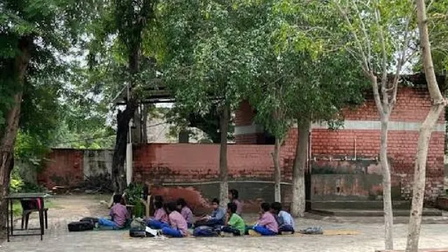 सरायकेला के 1082 स्कूलों में सुरक्षा राम भरोसे: बिना चारदीवारी पढ़ रहे बच्चे, मवेशी और आवारा कुत्तों का मंडरा रहा खतरा