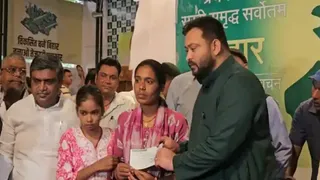 तेजस्वी यादव ने मृतक की पत्नी को पांच लाख रुपये का चेक सौंपा