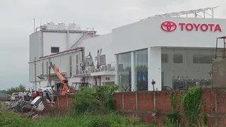 जौनपुर में बारिश से ढही टोयोटा एजेंसी की दीवार, तीन लग्जरी गाड़ियां क्षतिग्रस्त।