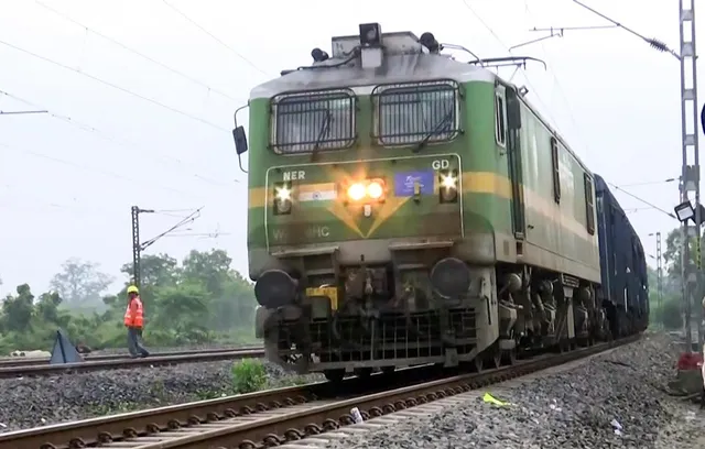 यात्रियों के लिए जरूरी खबर: चक्रधरपुर रेल मंडल से चलने वाली ये ट्रेनें रहेंगी प्रभावित, रेलवे ने जारी किया अलर्ट
