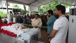 विधायक उमाशंकर सिंह को श्रद्धांजलि अर्पित करतीं बसपा सुप्रीमो मायावती।
