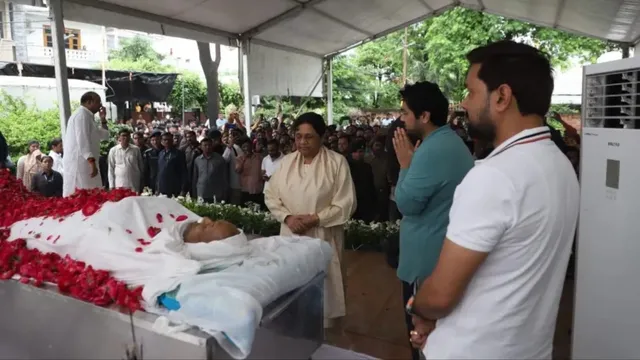 विधायक उमाशंकर सिंह के अंतिम दर्शन कर भावुक हुईं मायावती, बोलीं- परिवार चाहे तो बेटे को राजनीति में आगे बढ़ाऊंगी