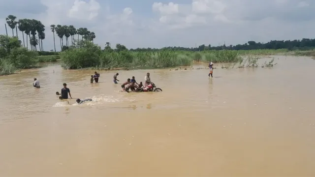 बांका में पहली ही बारिश में बहा ओढ़नी नदी का डायवर्जन, दर्जनों गांवों का शहर से संपर्क टूटा
