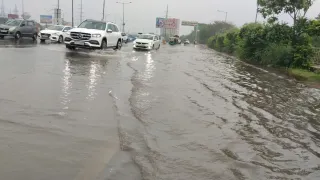 यूपी गेट के पास एनएच- नौ पर भरा वर्षा का पानी। जागरण