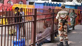 लाल किला के गेट पर तैनात सुरक्षाकर्मी। फोटो: जागरण