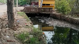 खुला नाला दे रहा हादसों को दावत।