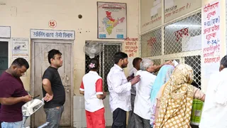 आयुर्वेदिक कालेज अस्पताल में पर्चा बनवाने के लिए लगी लाइन। जागरण