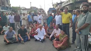 भाजपा विधायक युद्धवीर सेठी ने सड़क पर किया प्रदर्शन।