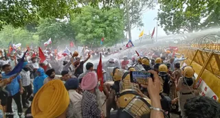 पंजाब के मुलाजिमों को रोकने के लिए चंडीगढ़ पुलिस ने चलाया वॉटर कैनन। फोटो : उपेंद्र सेन गुप्ता