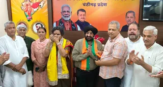 चरणजीव सिंह के भाजपा में शामिल होने पर स्वागत करते प्रदेश अध्यक्ष जतिंदर पाल मल्होत्रा व अन्य।