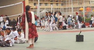 बम धमाके की धमकी के बाद बच्चों को कमरों से बाहर निकालकर सर्च अभियान चलाया गया।