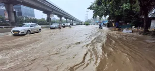 गोल्फ कोर्स रोड पानी में डूबा।