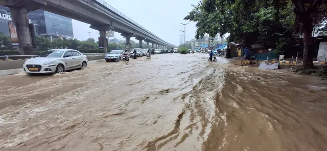 Gurugram Rain: 100 करोड़ के फ्लैटों वाला गोल्फ कोर्स रोड पानी में डूबा, झमाझम बारिश में गुरुग्राम की खुली पोल
