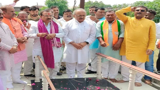 राहुल गांधी के प्रयागराज आगमन से एक दिन पूर्व भाजपा ने व्यूह रचना की, फिरोज गांधी की कब्र पर फूल चढ़ाकर दागे सवाल
