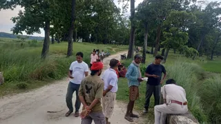 शव मिलने के बाद जुटी भीड़।