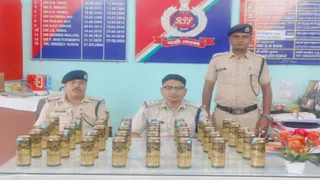 बरामद बीयर के साथ बरहड़वा आरपीएफ की टीम। (फोटो साैजन्य)