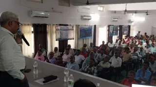 किसानों को संबोधित करते कार्यपालक अध्यक्ष रविंद्र कुमार तिवारी। जागरण
