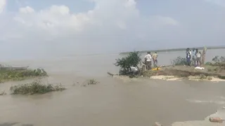 बिहार के सहरसा जिले में बिरजाईन-महुआ चाही सड़क को काटकर बहती कोसी नदी। (जागरण)