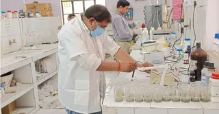 बांदा की प्रयोगशाला में मिट्टी की जांच करते कृषि विज्ञानी। जागरण