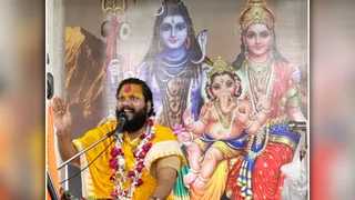 श्री शिव महापुराण कथा में प्रवचन करते कथा वाचक देवव्रत शुक्ल। जागरण