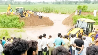 संभल के रहटौल गांव में कटी नहर, पानी रोकने के लिए पहुंची जेसीबी। जागरण