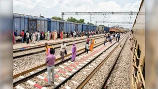 पटरियों से होते हुए एक प्लेटफार्म से दूसरे प्लेटफार्म पर जाते यात्री। जागरण
