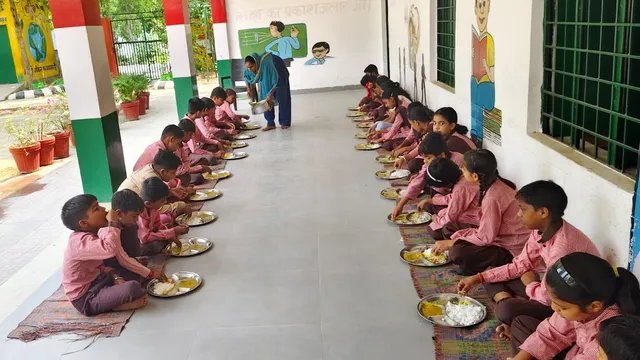 प्रशासक बनते ही बदले ग्राम प्रधान: मुरादाबाद के 1345 स्कूलों में मिड-डे मील पर संकट, शिक्षक जेब से खिला रहे खाना
