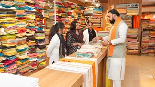 मुख्यमंत्री सम्राट चौधरी ने बुनकरों के काम को सराहा