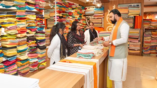 खादी मॉल पहुंचे CM सम्राट, पसंद आए कपड़े तो खुद की खरीदारी; UPI से पेमेंट और बुनकरों को करोड़ों की मदद
