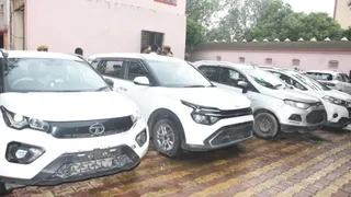 गिरोह से बरामद चोरी की गईं कारें।