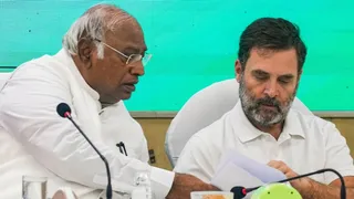 कांग्रेस ने अपने सांसदों के लिए व्हिप जारी किया।