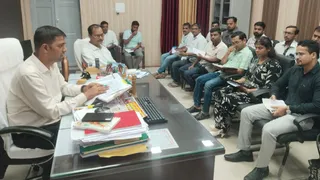 दरभंगा में समीक्षा बैठक में मौजूद पदाधिकारी। जागरण