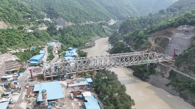 ऋषिकेश-कर्णप्रयाग रेल परियोजना में गंगा के ऊपर बना पुल, अब छह की जगह ढाई घंटे में पूरा होगा सफर