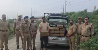 बिधनू और सेन क्षेत्र में पुलिस ने टीम ने दो तस्करों को पकड़ कार से 218 किलो गांजा बरामद किया। पुलिस