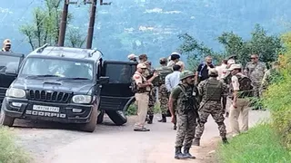 नाका तोड़ा, गोलियां चलाई... जम्मू-श्रीनगर हाईवे पर स्कॉर्पियो का फिल्मी बवाल,  पुलिस ने पकड़ा तो मिला बदबूदार सरप्राइज! - scorpio breaks jammusrinagar  highway ...