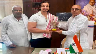 अभिनेता जावेद पठान को सम्मानित करते झारखंड विधानसभा के अध्यक्ष रवींद्र नाथ महतो और साथ में विधायक मथुरा महतो। (फोटो साैजन्य)