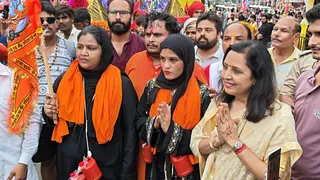मुजफ्फरनगर में शिवचौक पर भगवान भोलेनाथ को हाथ जोड़कर नमन करतीं कांवड़िया तमन्ना मलिक, ध्वज लहरातीं अनिशा बानो। साथ ही नगर पालिका अध्यक्ष मीनाक्षी स्वरूप (सबसे दाएं)। जागरण