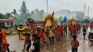 खबर की प्रस्तुतीकरण के लिए कांवड़ियों की फाइल फोटो का इस्तेमाल किया गया है।